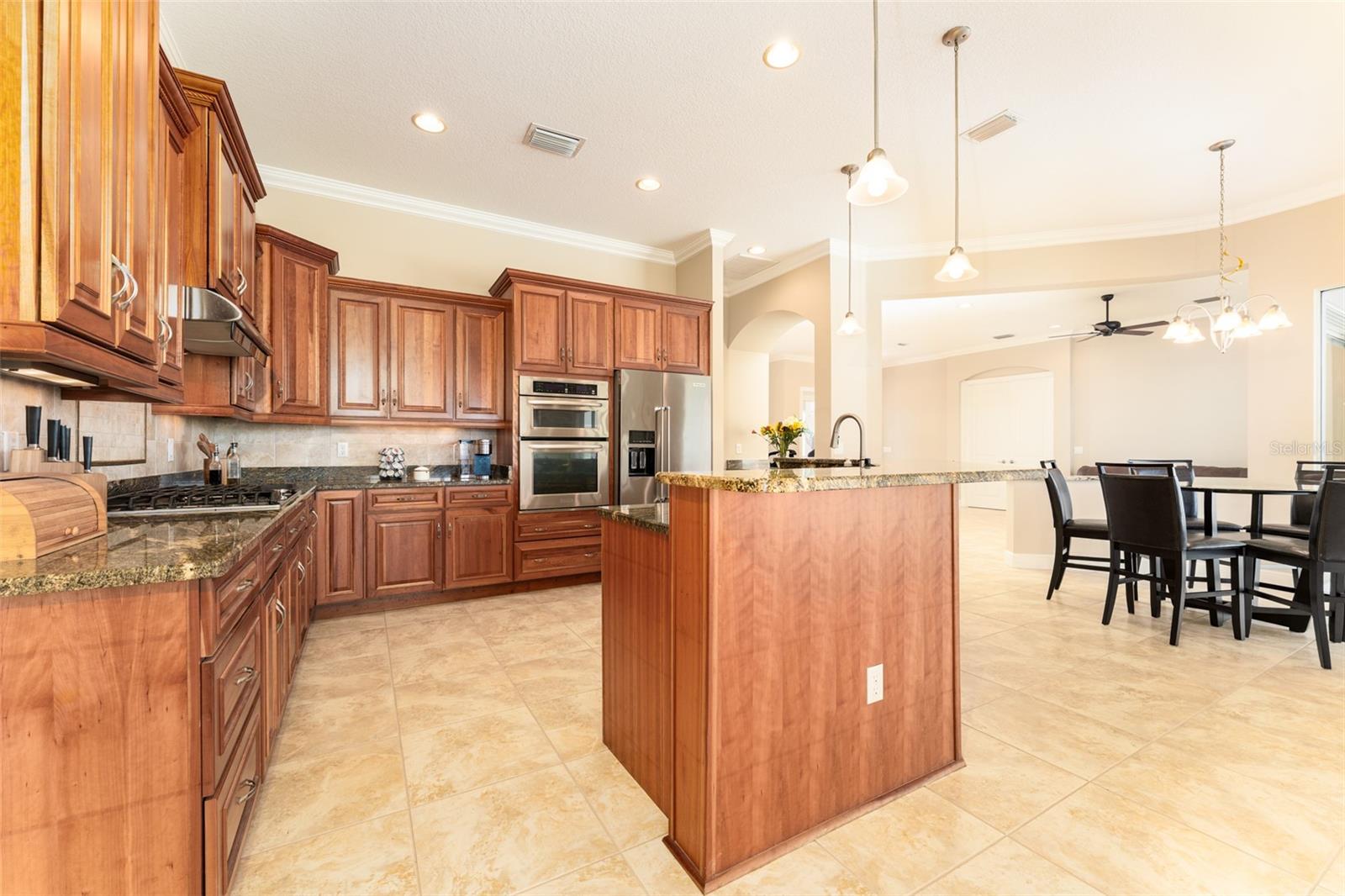 Listing photo id 18 for 819 Birdie Way