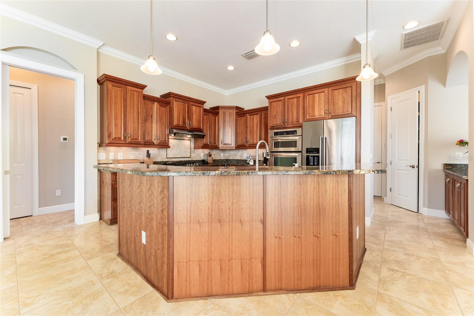 Listing photo id 19 for 819 Birdie Way
