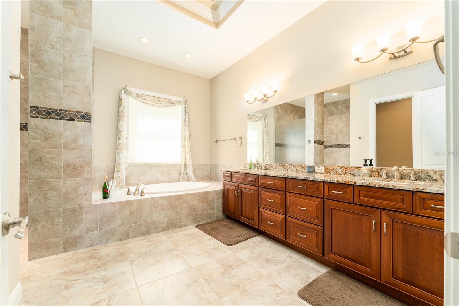 Listing photo id 27 for 819 Birdie Way