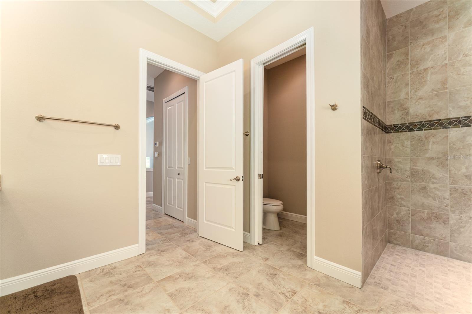 Listing photo id 32 for 819 Birdie Way