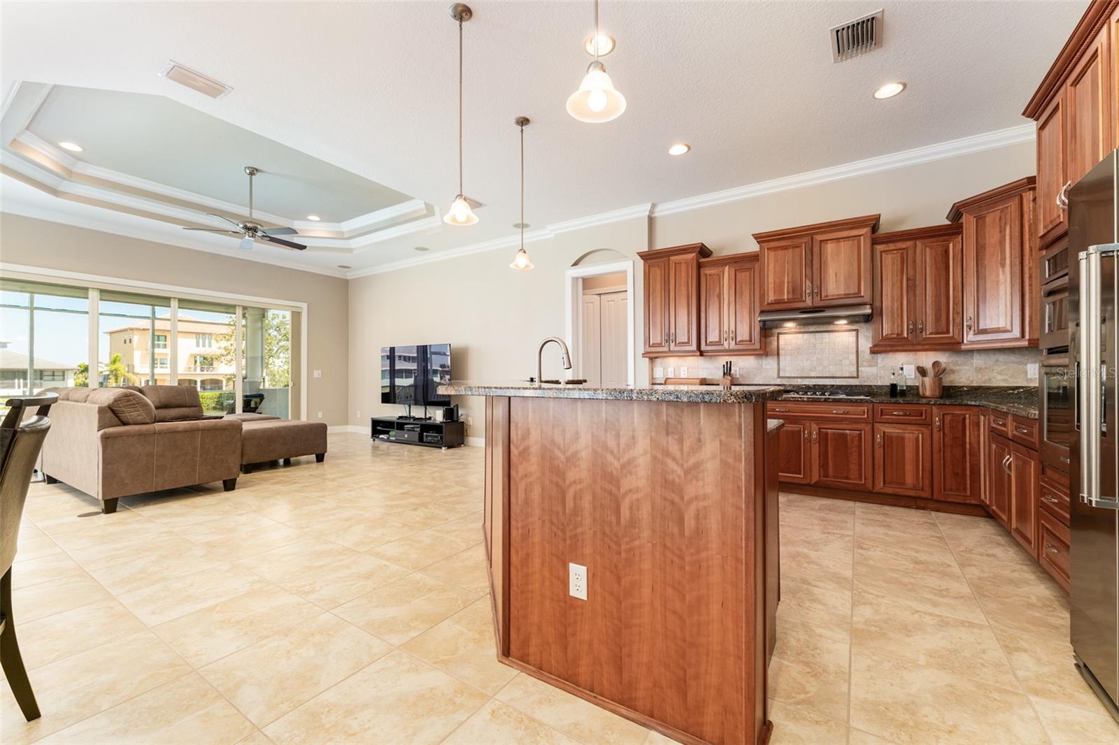 Listing photo id 2 for 819 Birdie Way