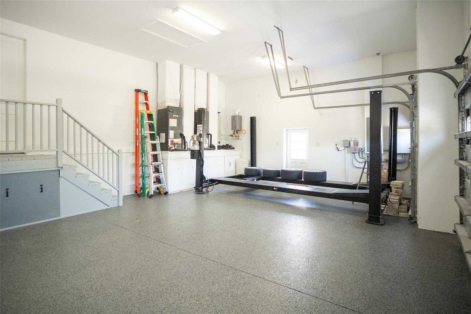 Listing photo id 38 for 819 Birdie Way