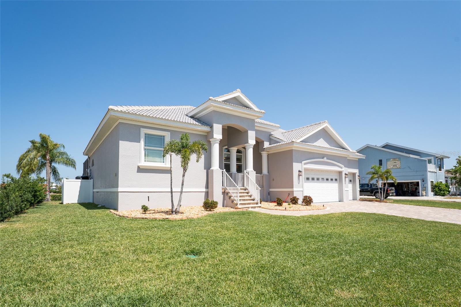 Listing photo id 5 for 819 Birdie Way
