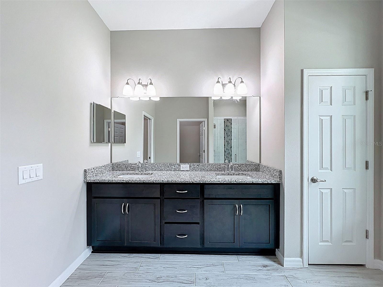 Listing photo id 27 for 8102 Voyager Drive