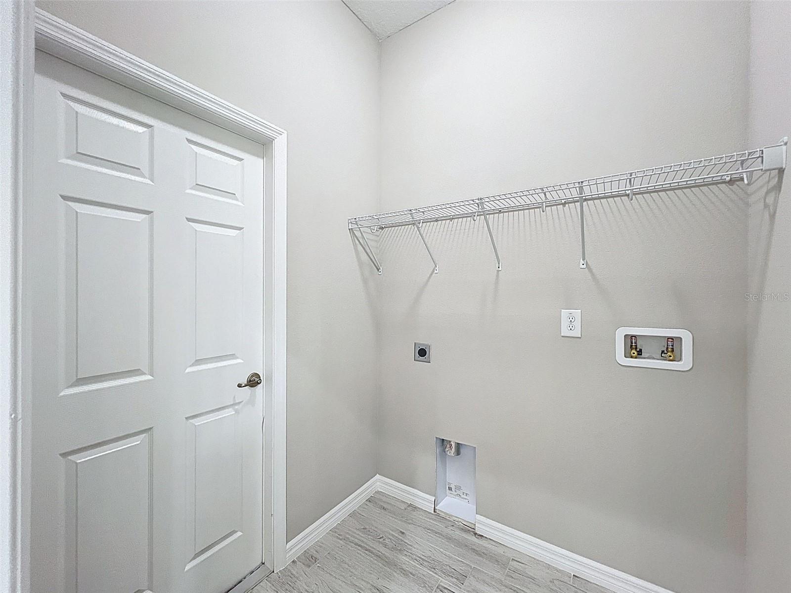 Listing photo id 41 for 8102 Voyager Drive