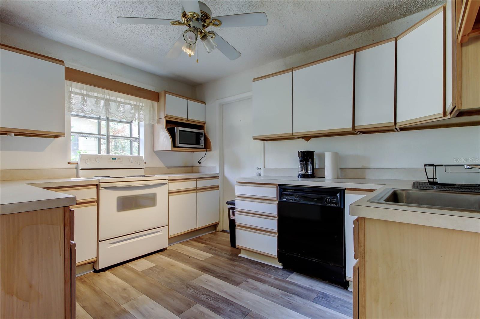 Image 11 of 39 For 10514 52nd Avenue N