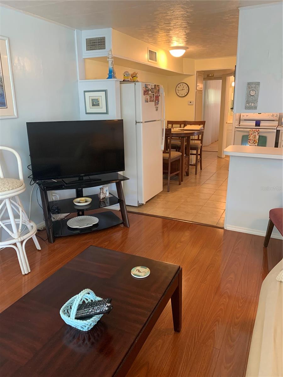 Listing photo id 13 for 10333 Lake Drive