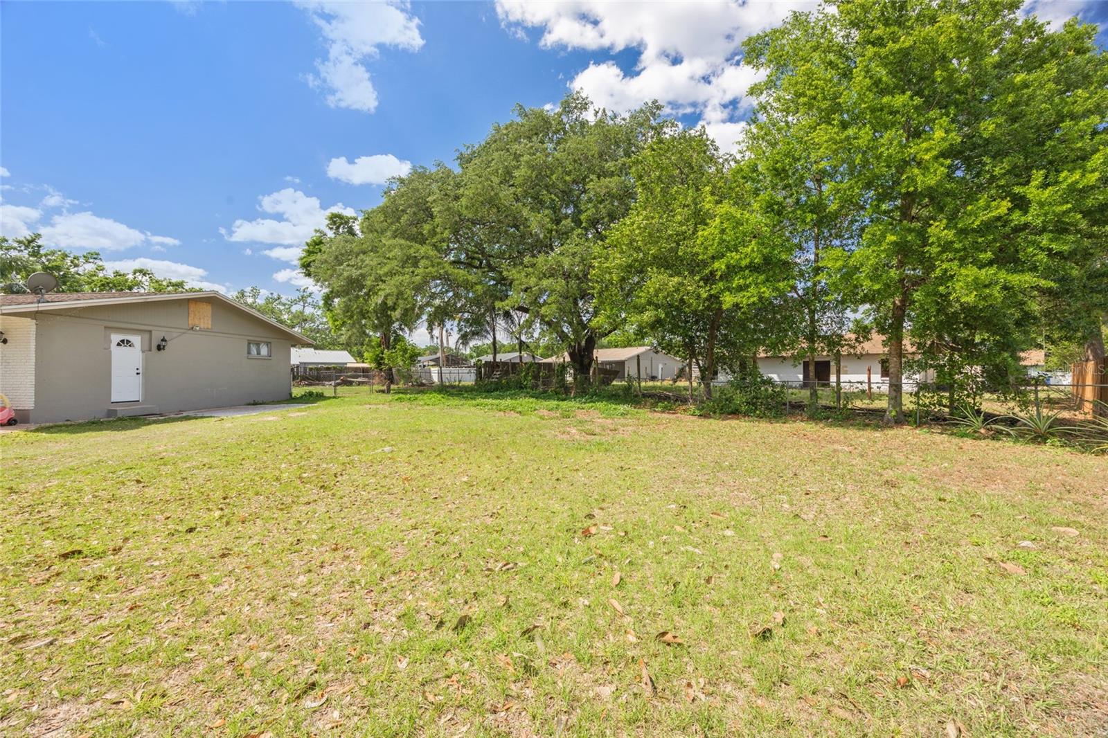 Image 27 of 41 For 904 Woodland Drive