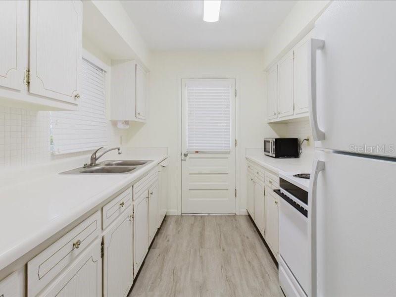 Listing photo id 10 for 2348 Shelley Street 2