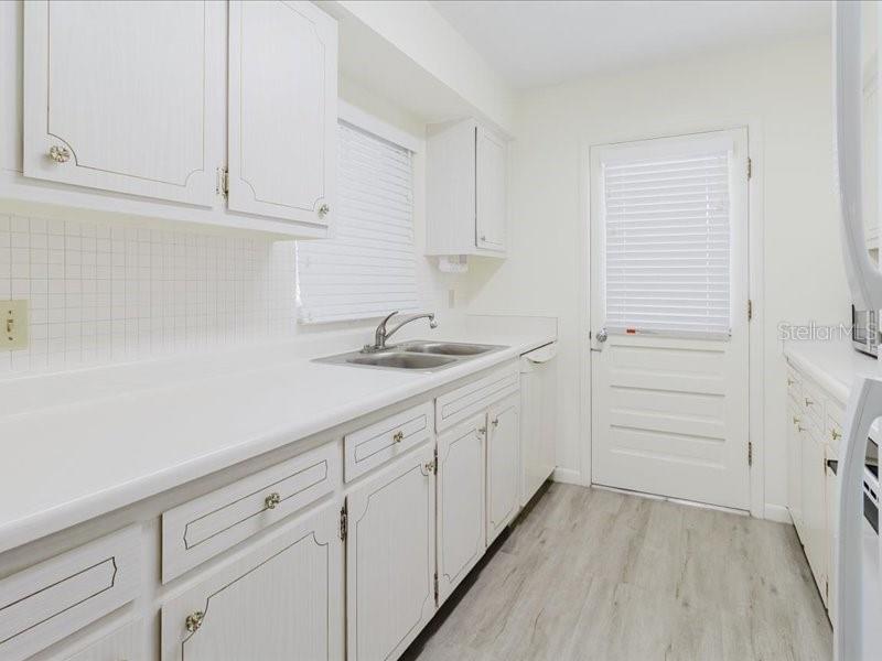 Listing photo id 11 for 2348 Shelley Street 2