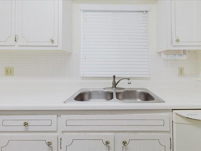 Listing photo id 12 for 2348 Shelley Street 2