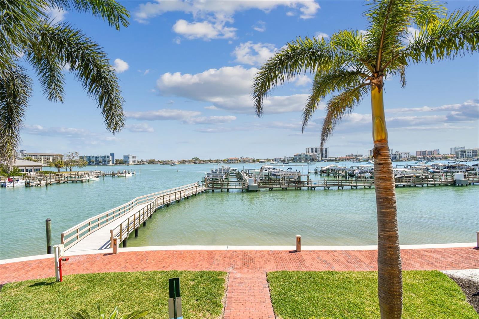 Listing photo id 71 for 525 Mandalay Avenue 33