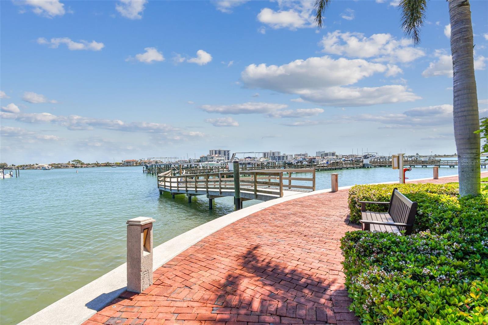Listing photo id 72 for 525 Mandalay Avenue 33