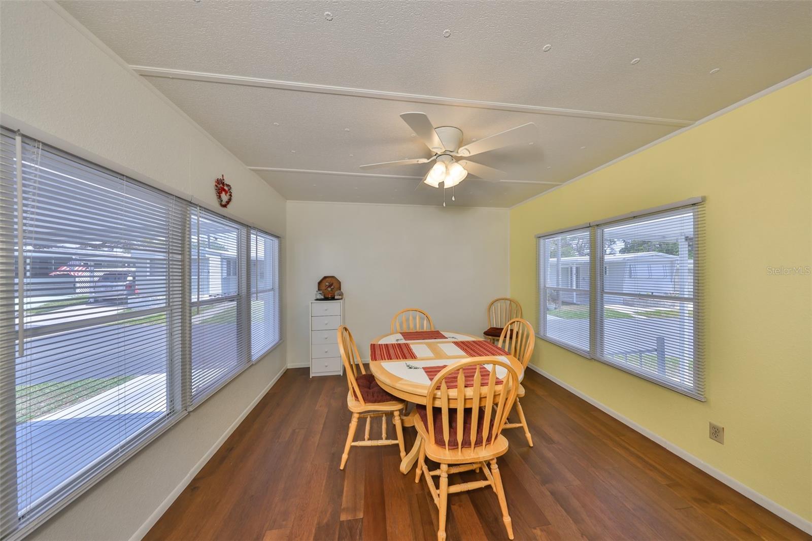Listing photo id 9 for 980 7th Street Nw 74