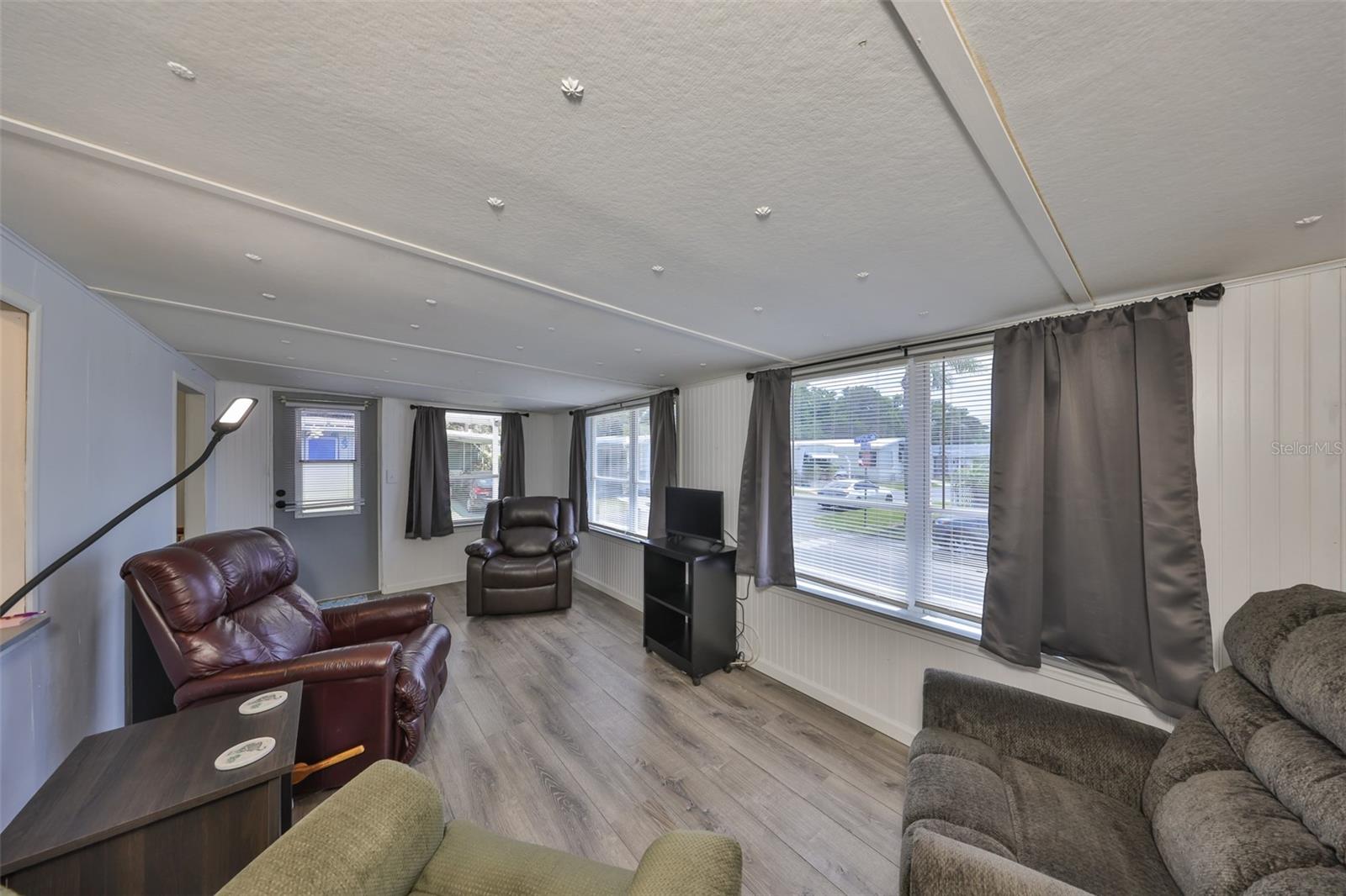 Listing photo id 10 for 980 7th Street Nw 74