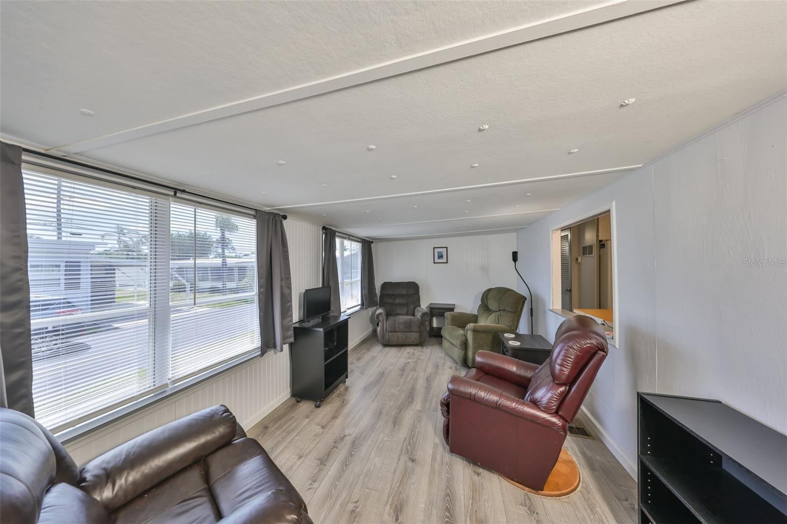 Listing photo id 11 for 980 7th Street Nw 74