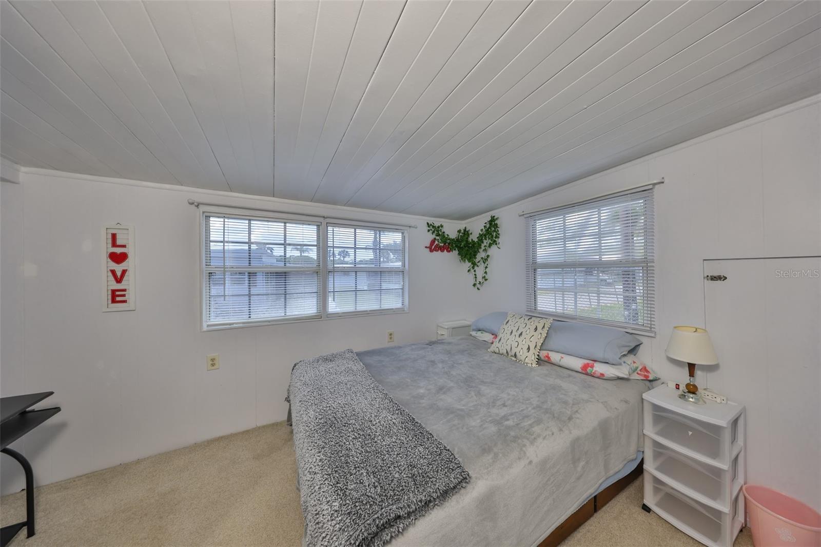 Listing photo id 15 for 980 7th Street Nw 74