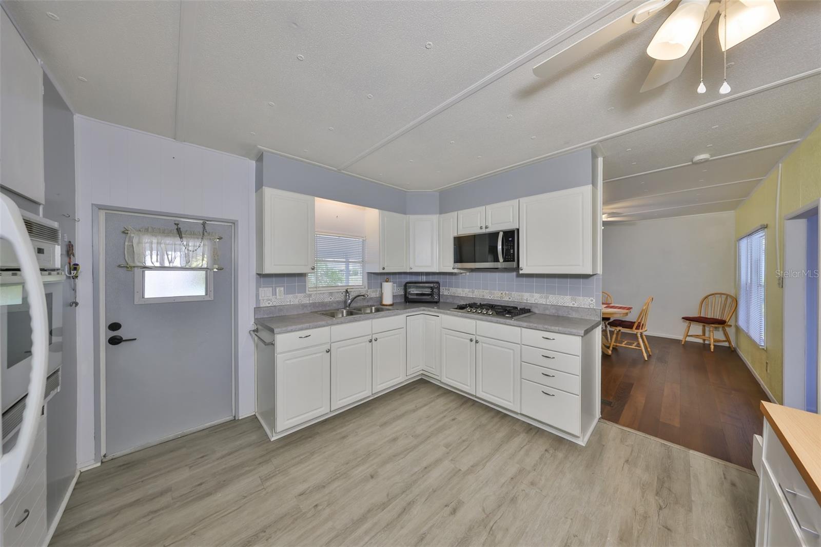 Listing photo id 5 for 980 7th Street Nw 74