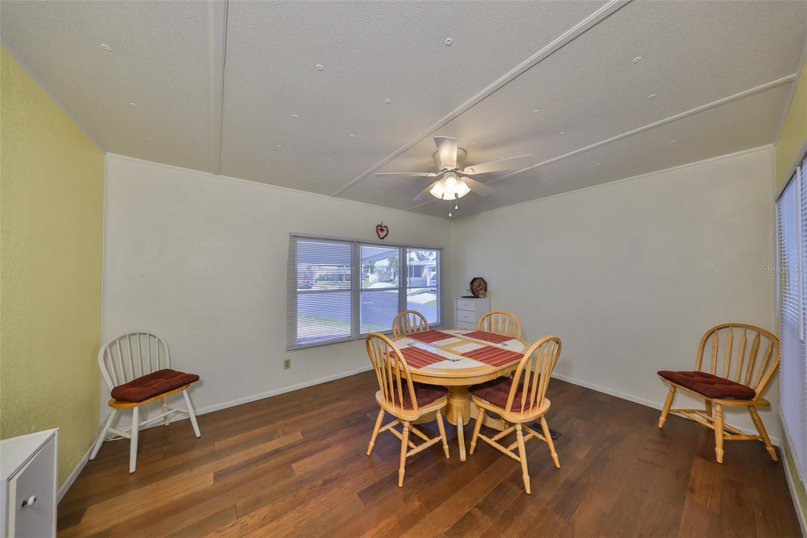 Listing photo id 7 for 980 7th Street Nw 74