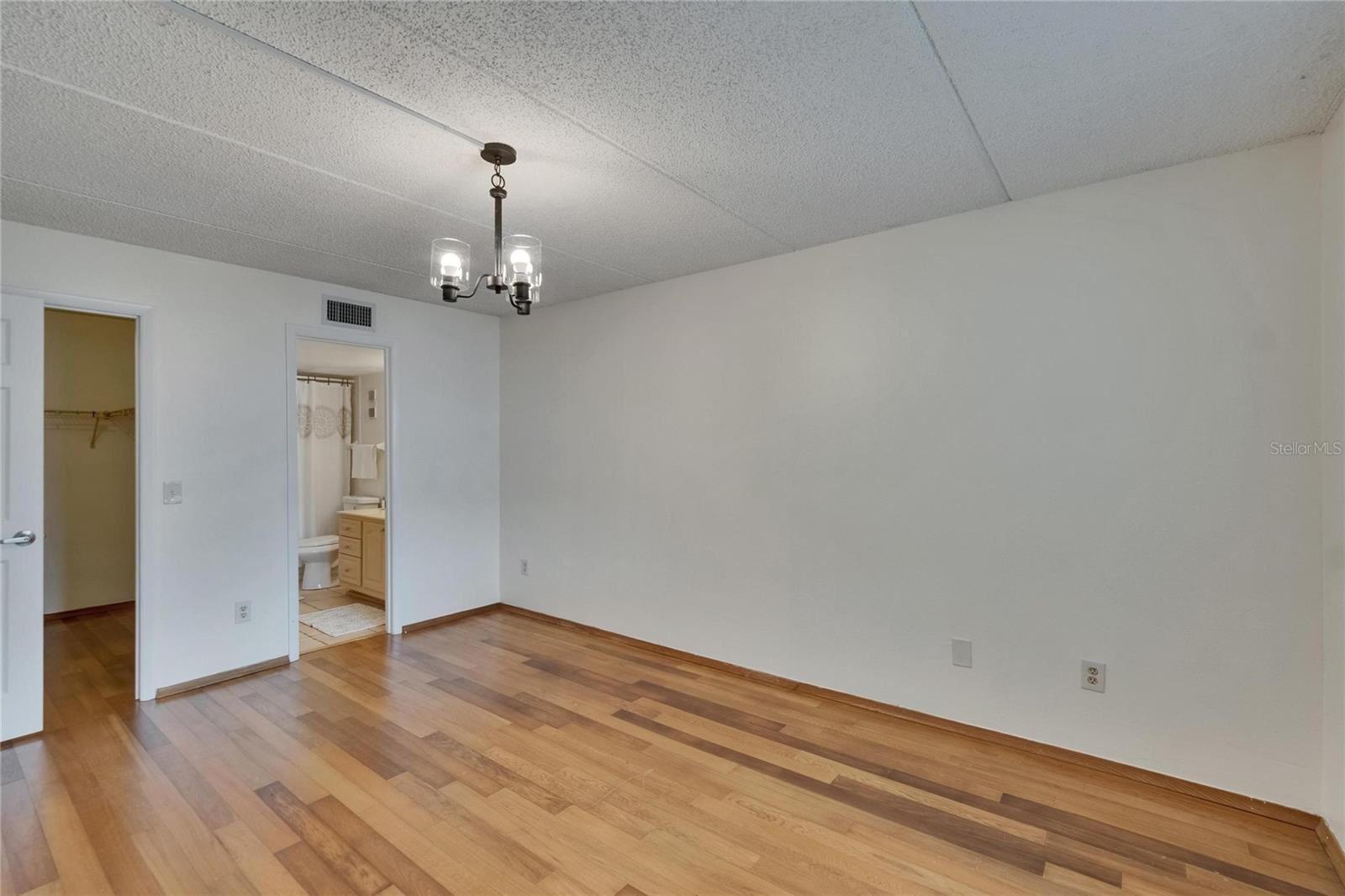 Image 30 of 62 For 3821 Oak Drive J31