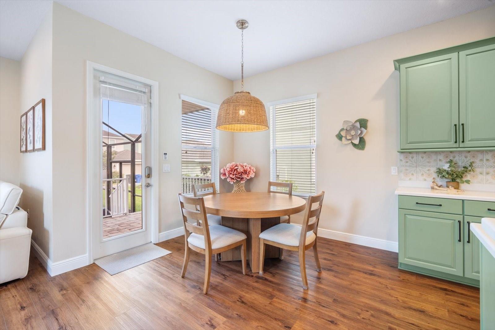 Listing photo id 13 for 11109 Great Neck Road