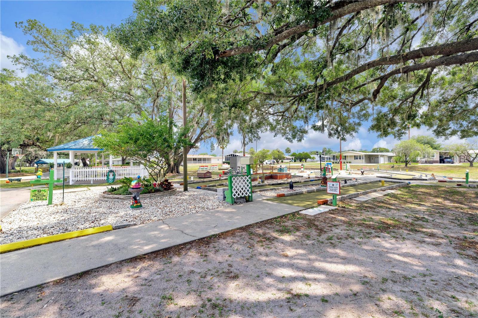 Listing photo id 45 for 5244 Betty Street