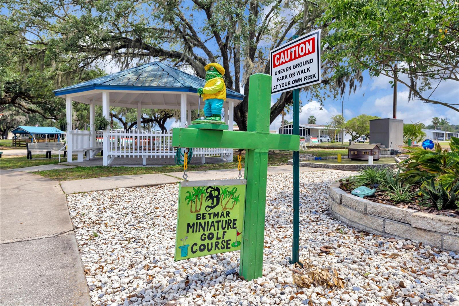 Listing photo id 46 for 5244 Betty Street