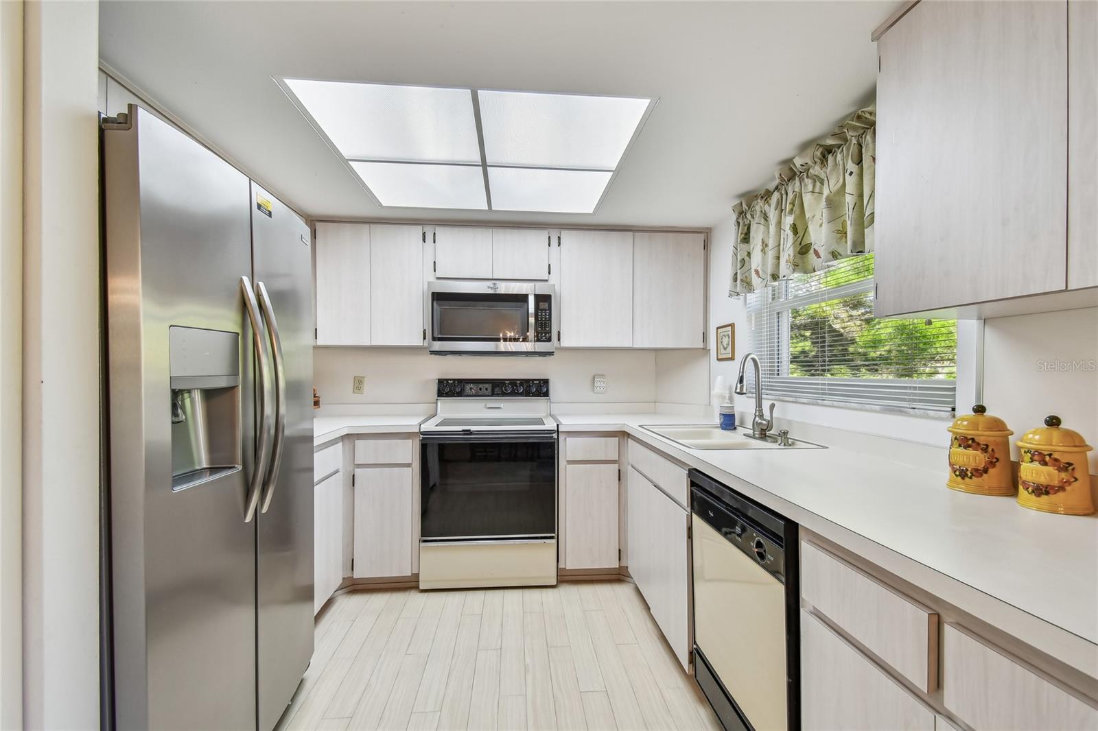 Image 34 of 100 For 2291 Americus Boulevard W 23