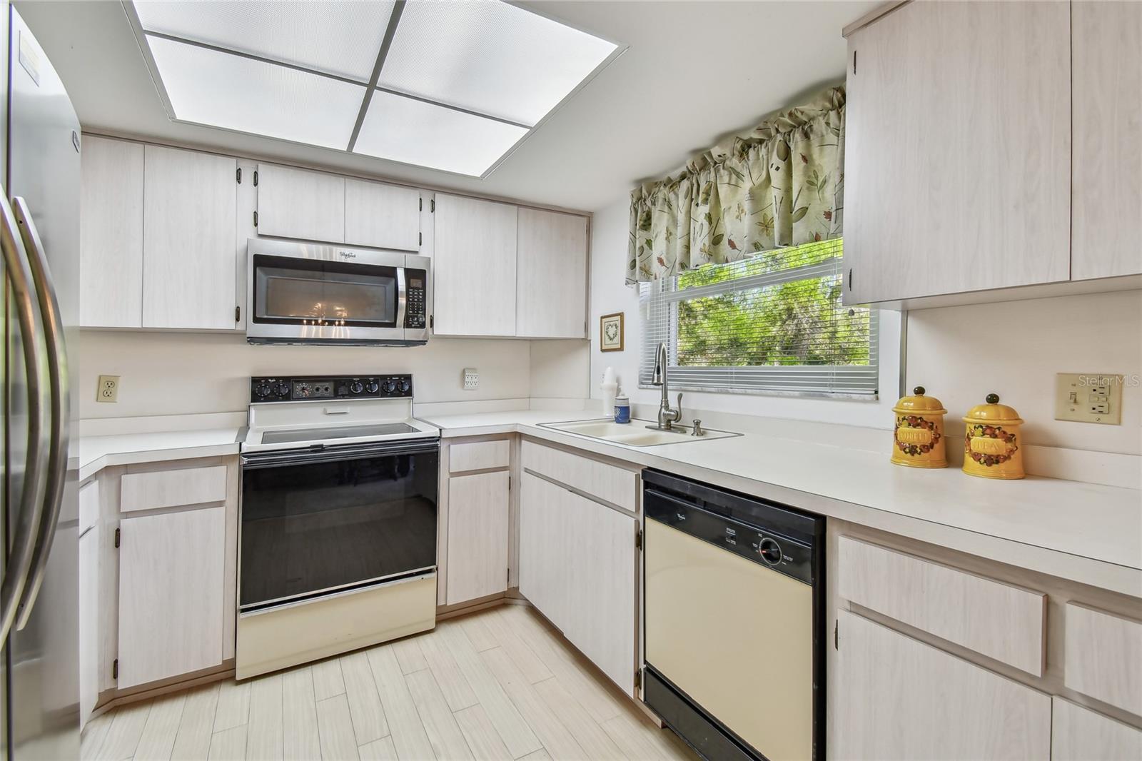 Image 35 of 100 For 2291 Americus Boulevard W 23
