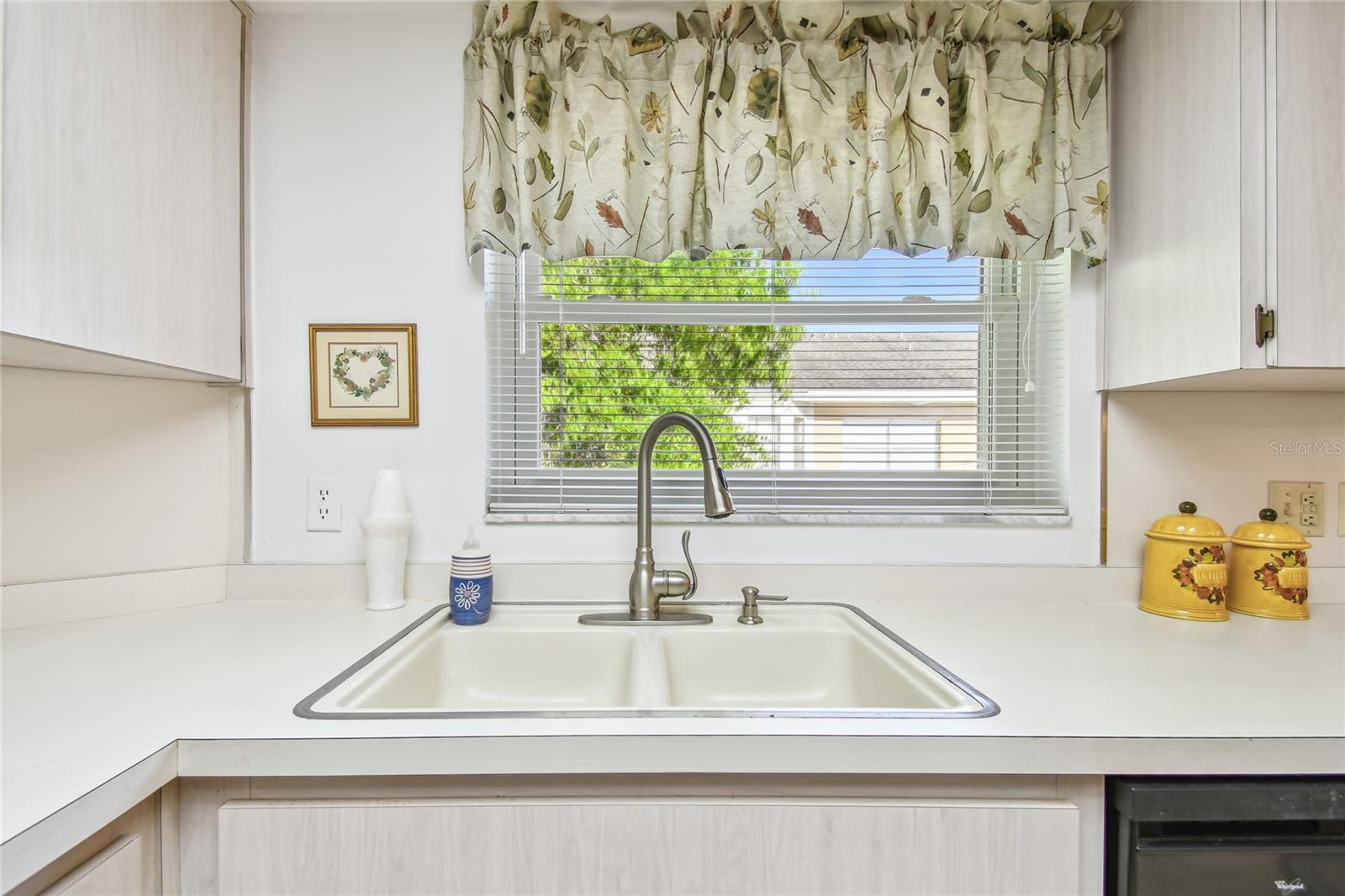 Image 37 of 100 For 2291 Americus Boulevard W 23