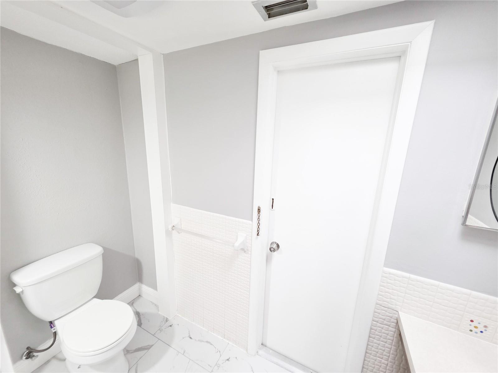 Listing photo id 10 for 7435 Hollyridge Drive