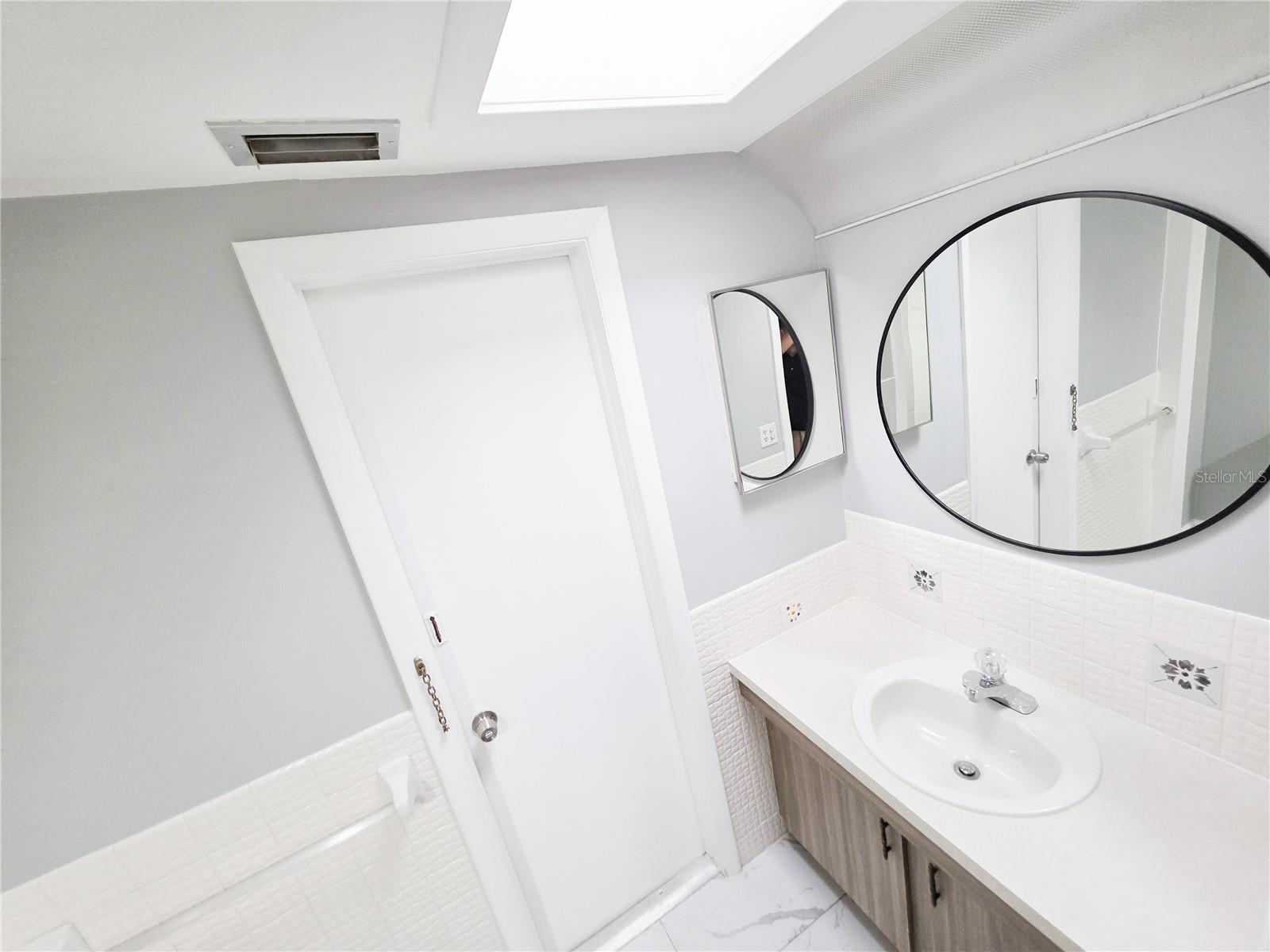 Listing photo id 11 for 7435 Hollyridge Drive