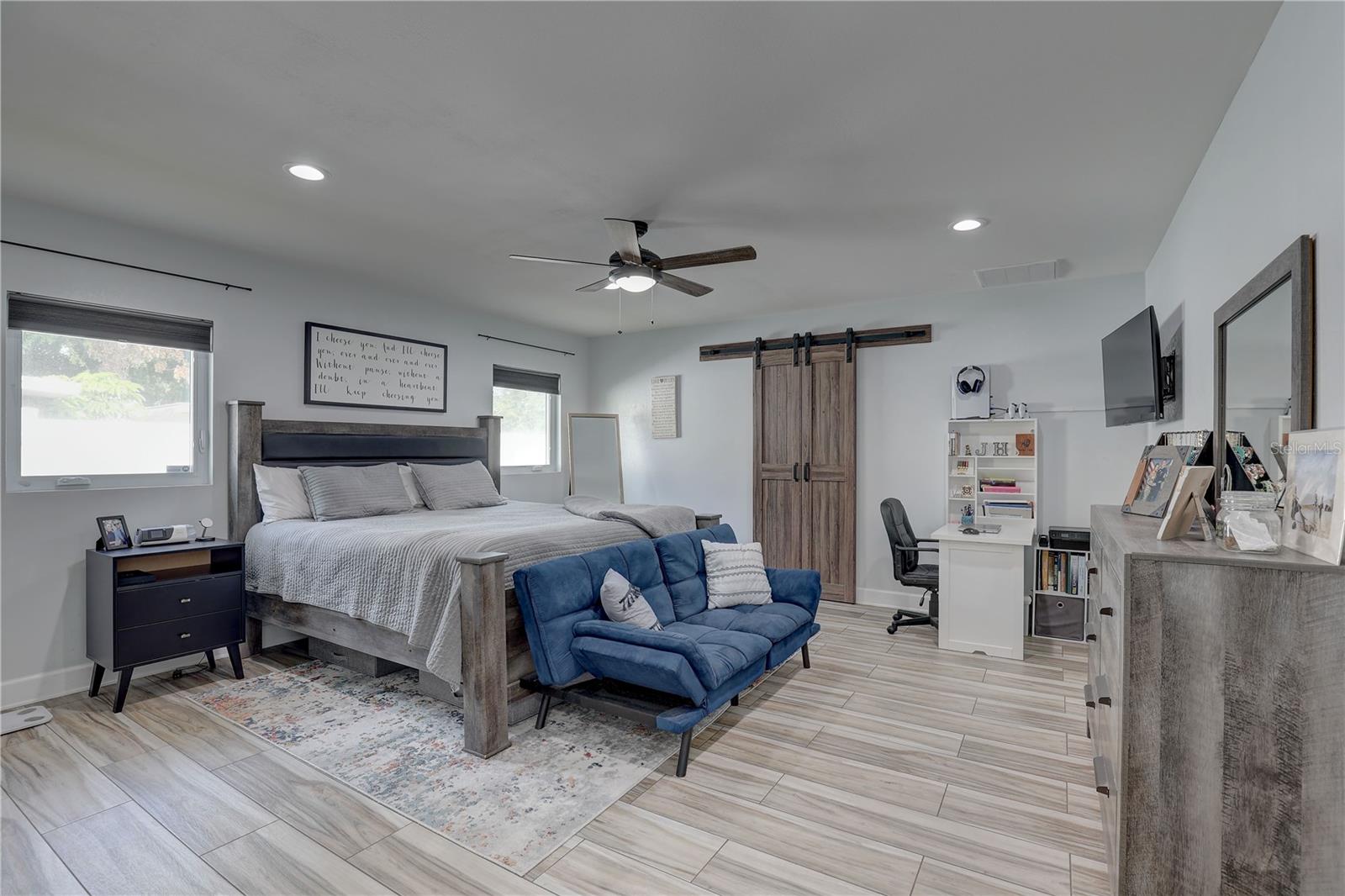 Listing photo id 9 for 4715 71st Avenue N