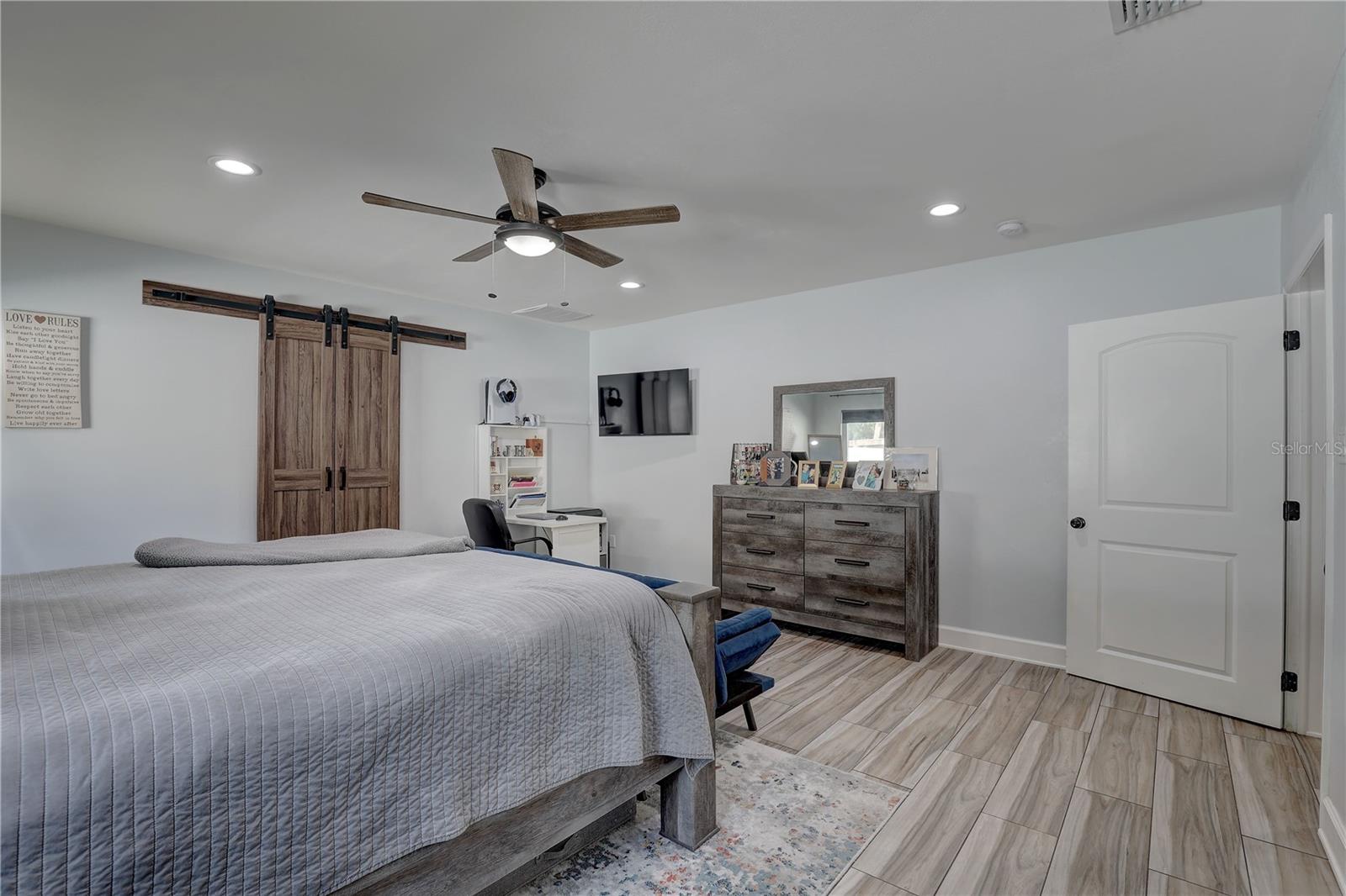 Listing photo id 10 for 4715 71st Avenue N