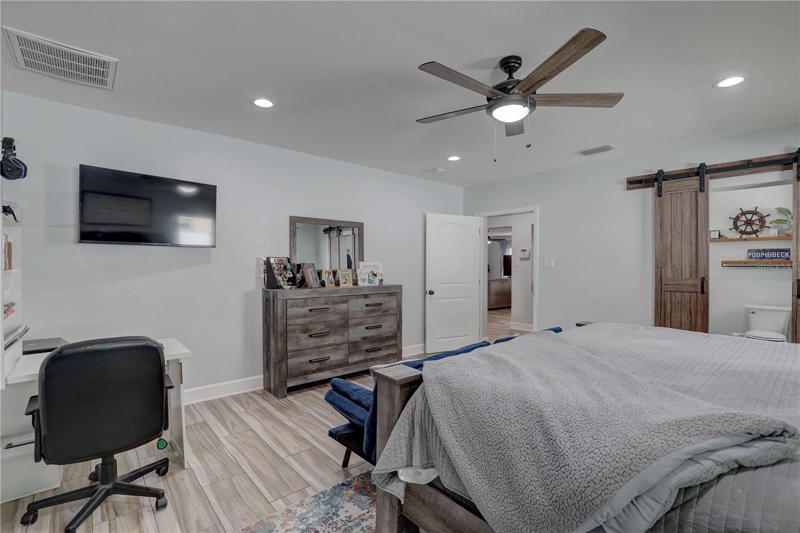 Listing photo id 11 for 4715 71st Avenue N