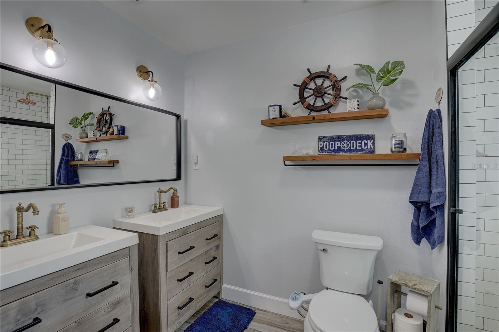 Listing photo id 12 for 4715 71st Avenue N