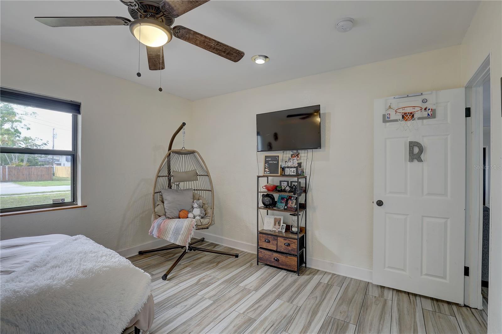 Listing photo id 15 for 4715 71st Avenue N