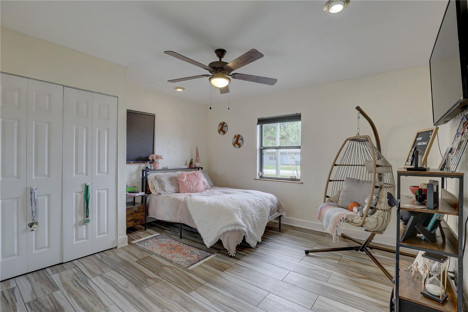 Listing photo id 16 for 4715 71st Avenue N
