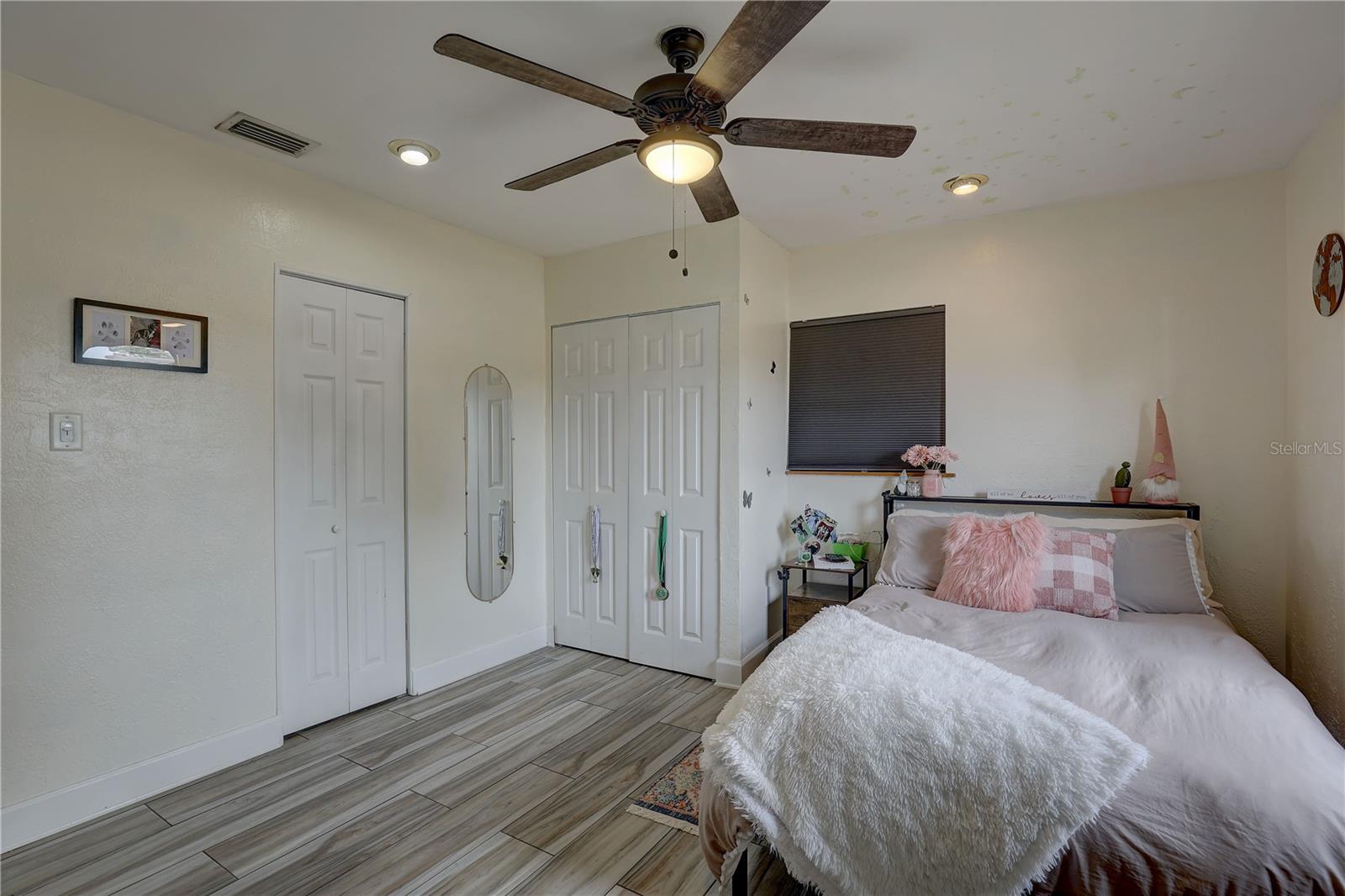 Listing photo id 17 for 4715 71st Avenue N
