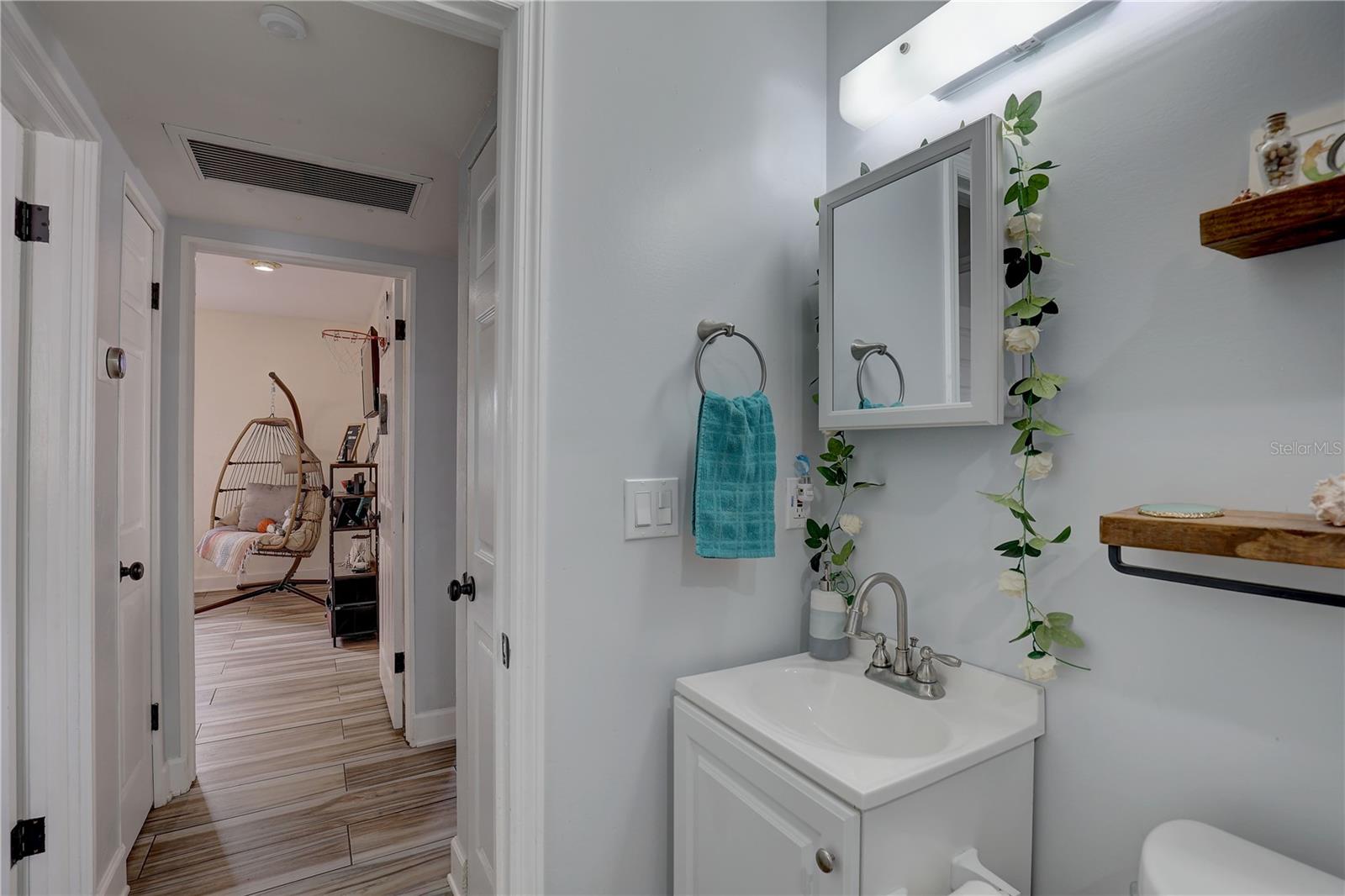 Listing photo id 18 for 4715 71st Avenue N