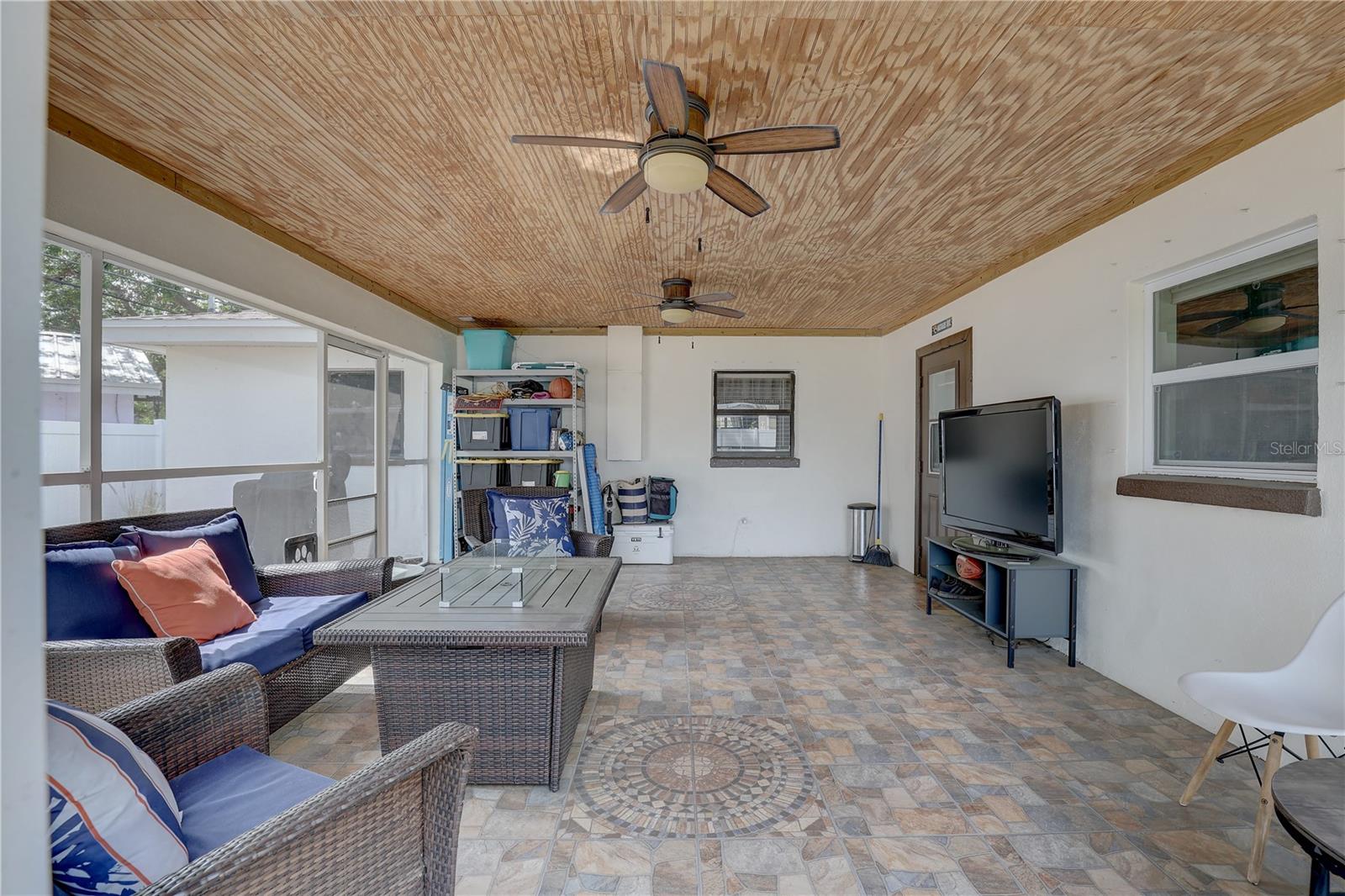 Listing photo id 25 for 4715 71st Avenue N