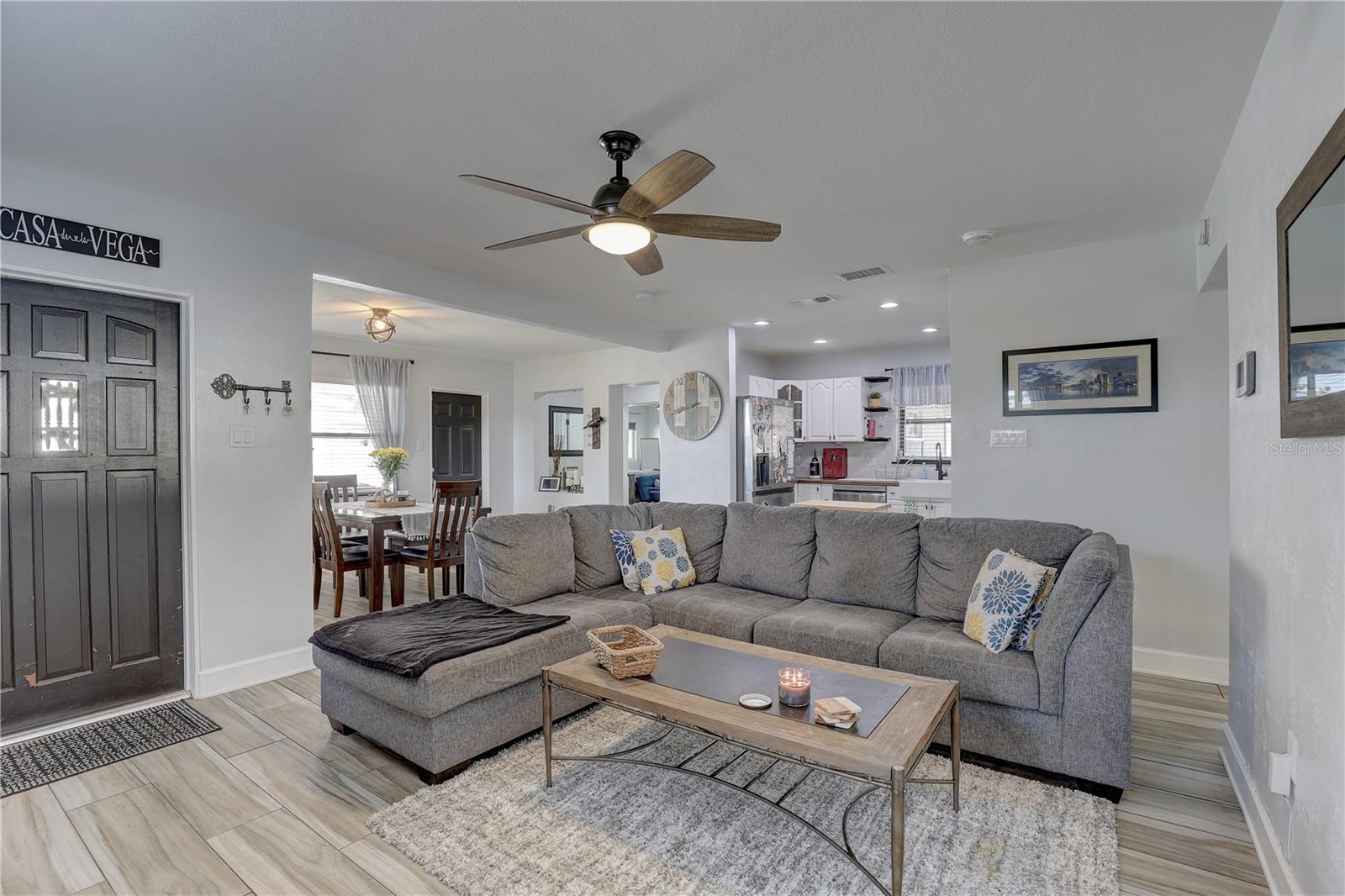 Listing photo id 2 for 4715 71st Avenue N