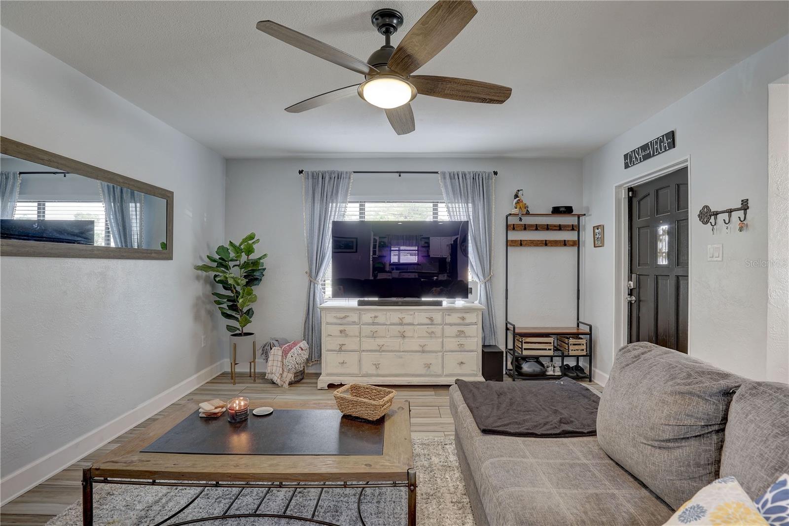 Listing photo id 3 for 4715 71st Avenue N