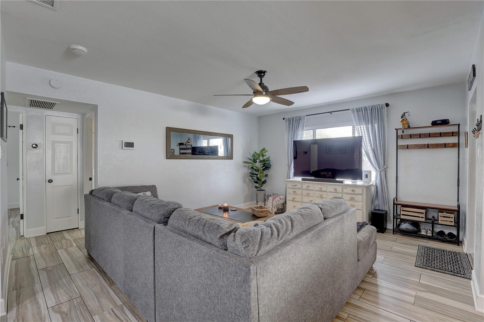 Listing photo id 5 for 4715 71st Avenue N