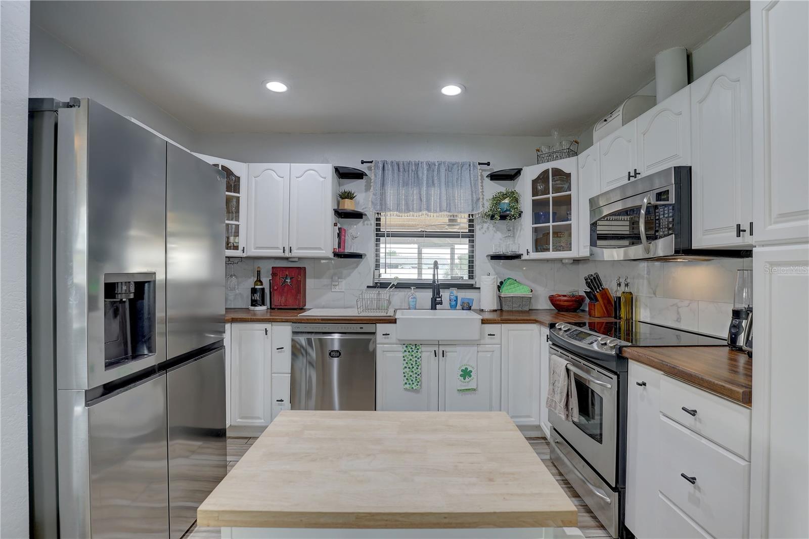 Listing photo id 6 for 4715 71st Avenue N
