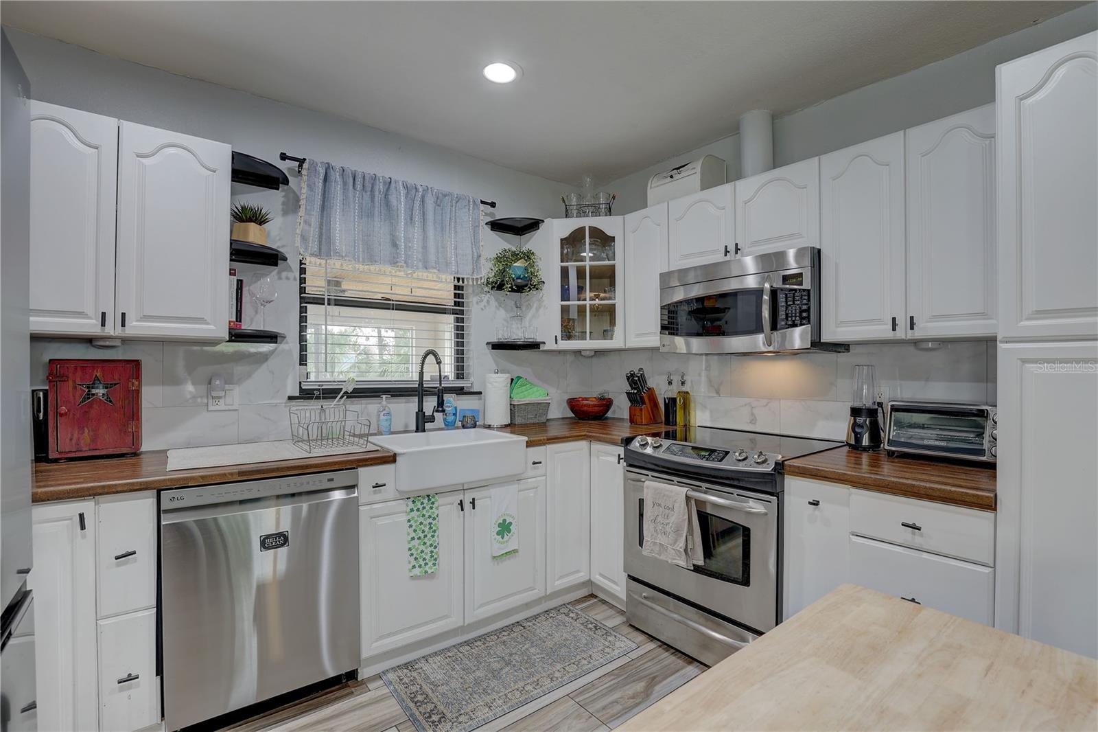 Listing photo id 7 for 4715 71st Avenue N