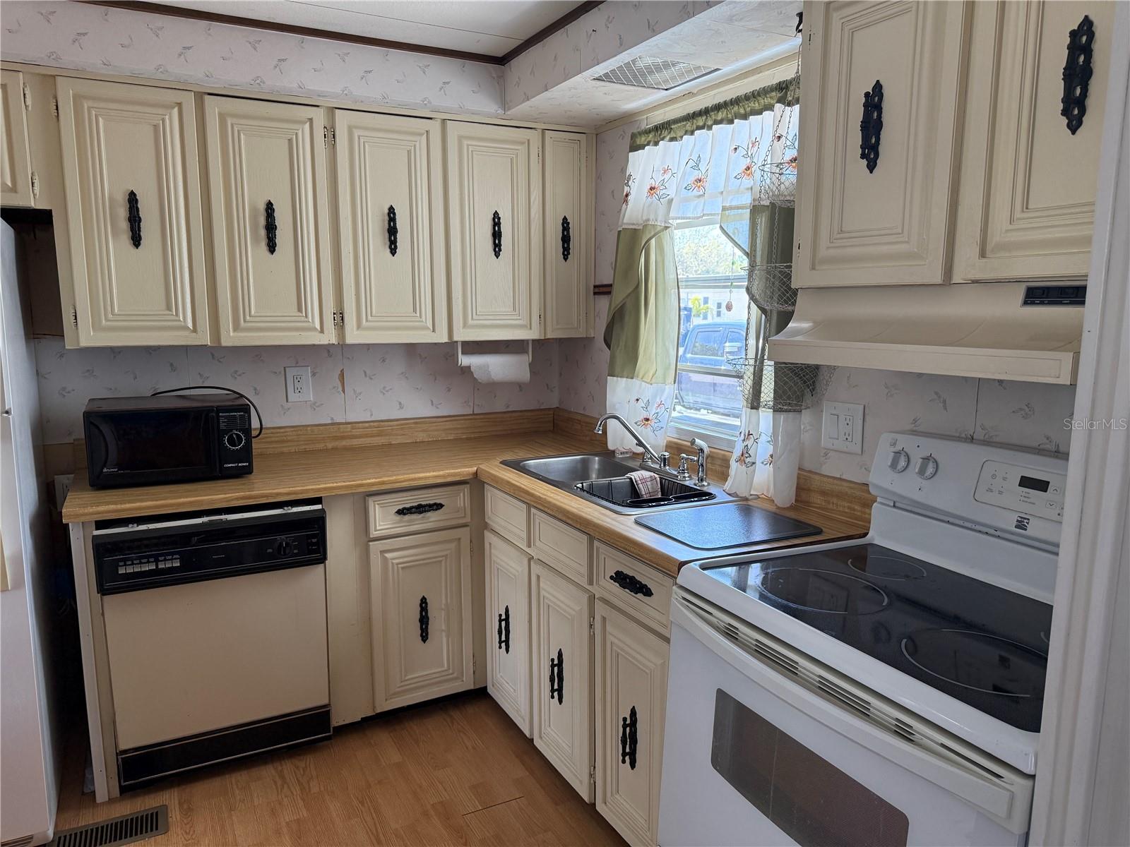 Listing photo id 5 for 347 Mount Saxon Avenue Ne 324