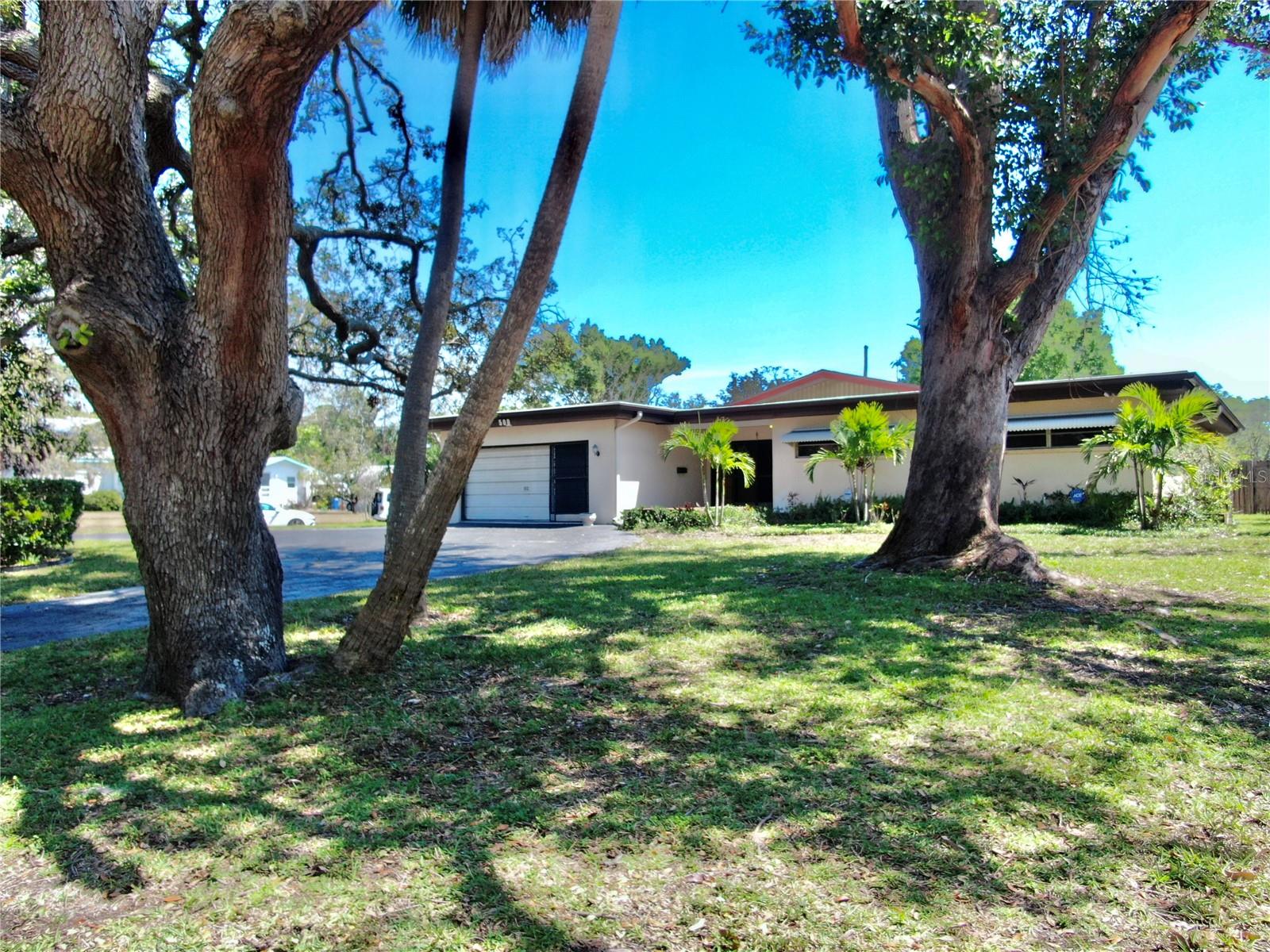 Image 7 of 82 For 500 Oleander Way S