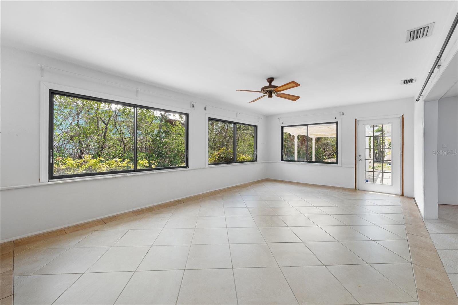 Image 18 of 69 For 636 Tarawitt Drive