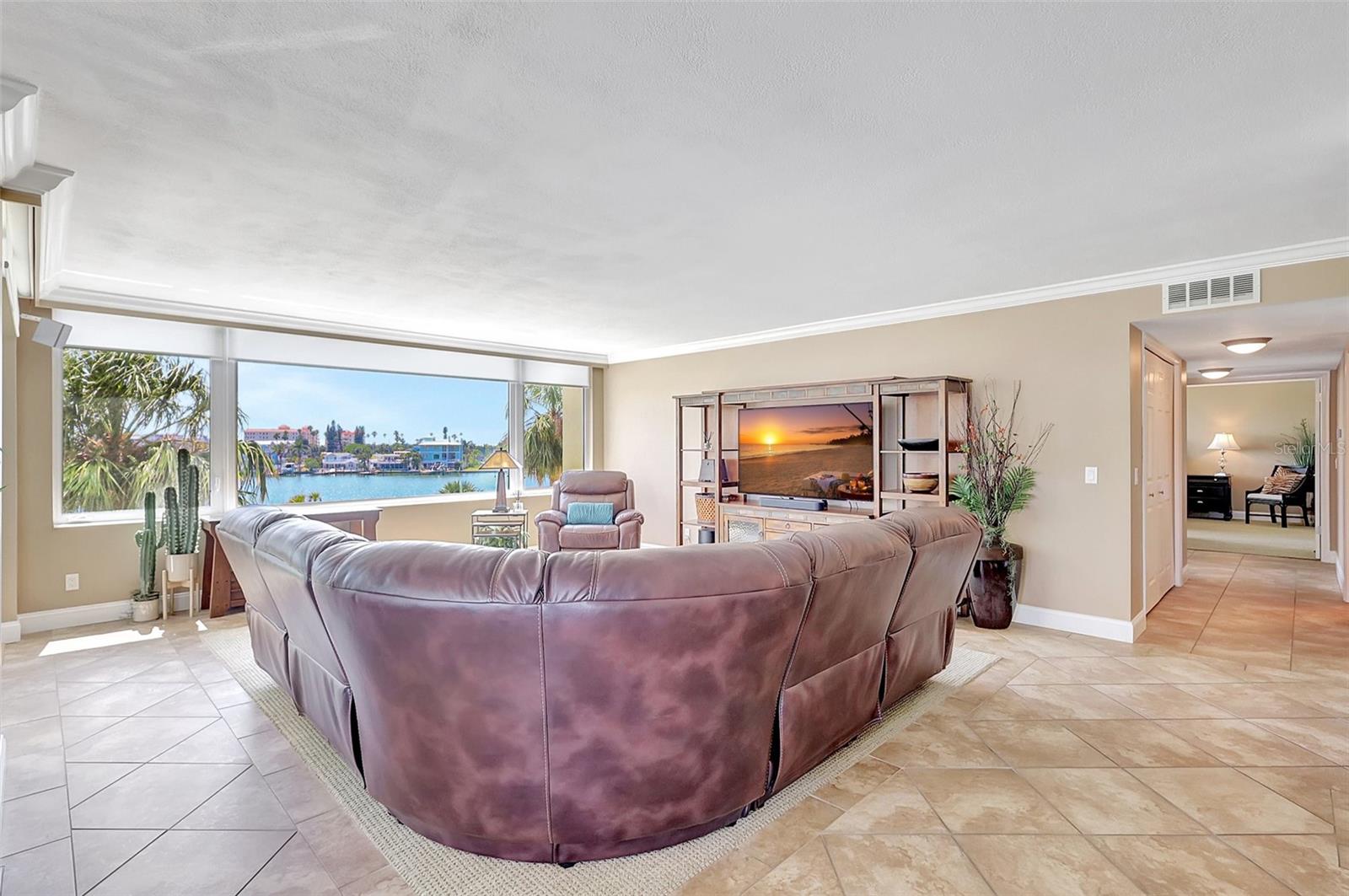 Image 11 of 71 For 736 Island Way 303
